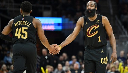 世界杯官网注册入口-仙人指路！哈登送长传 米切尔接球快下轻松挑篮打进