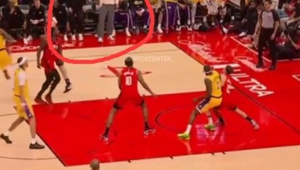 世界杯官网注册入口-烂尾了~八村连续晃动申京&amp;东契奇跟着摇头晃脑 可惜最后没投进